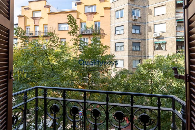 Foto 05f0e8fe-5c93-4a19-8b8d-2b36ef361c1e. Piso exclusiva vivienda de lujo con dos balcones a la calle en Madrid