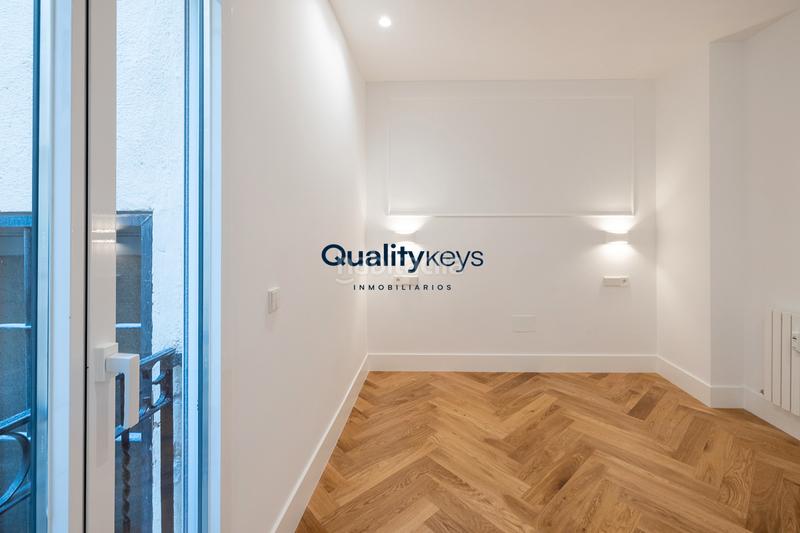 Foto 069b9d54-d7c6-43ab-ab29-257e943c8535. Piso exclusiva vivienda de lujo con dos balcones a la calle en Madrid