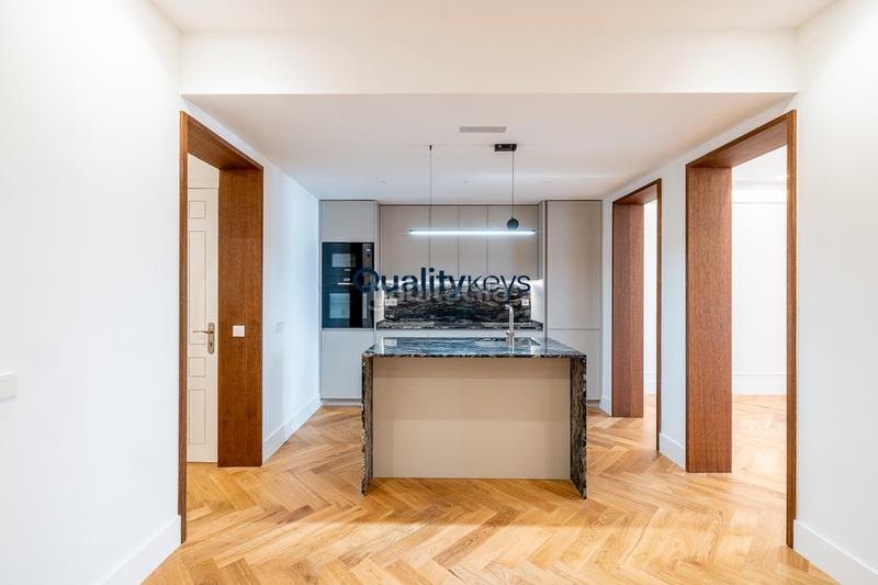 Foto 220394d0-cff0-4367-81a0-b6967cc473e3. Piso exclusiva vivienda de lujo con dos balcones a la calle en Madrid