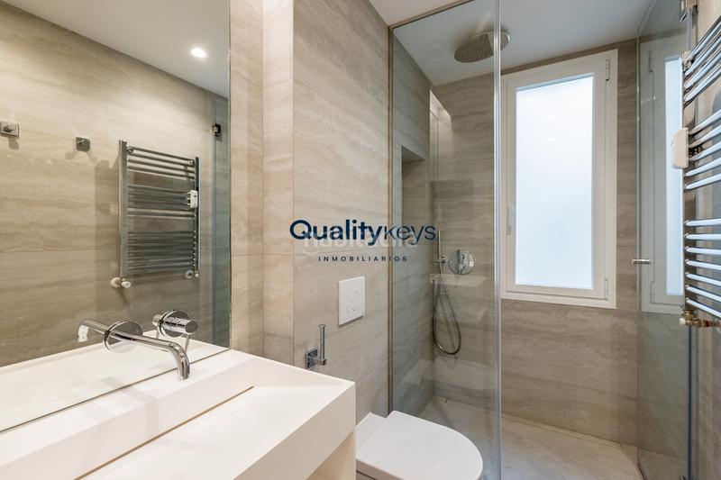 Foto 7fd6f832-ecae-4e81-97e2-ee875917b0aa. Piso exclusiva vivienda de lujo con dos balcones a la calle en Madrid