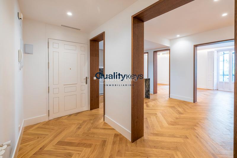 Foto 8b76431d-6acb-4810-ba35-9a769336822f. Piso exclusiva vivienda de lujo con dos balcones a la calle en Madrid