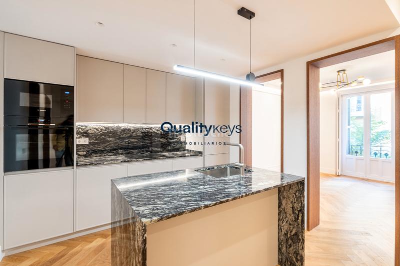 Foto 94d28eef-ff64-430e-a846-9e90742201f3. Piso exclusiva vivienda de lujo con dos balcones a la calle en Madrid