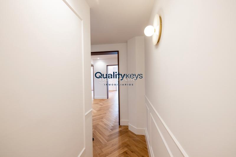 Foto 998b27d3-1ee9-4774-ac48-cd2e269691ed. Piso exclusiva vivienda de lujo con dos balcones a la calle en Madrid