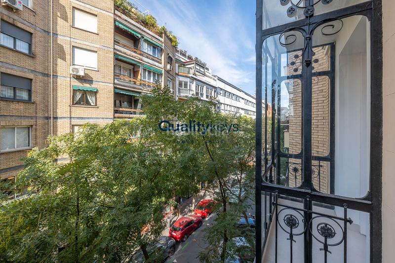 Foto 9efb58c2-4a35-4fd0-a360-66e551d6dd48. Piso exclusiva vivienda de lujo con dos balcones a la calle en Madrid