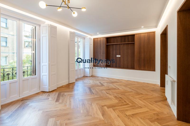 Foto a2999d3a-4032-4b83-98b6-9e1e86e20a7d. Piso exclusiva vivienda de lujo con dos balcones a la calle en Madrid