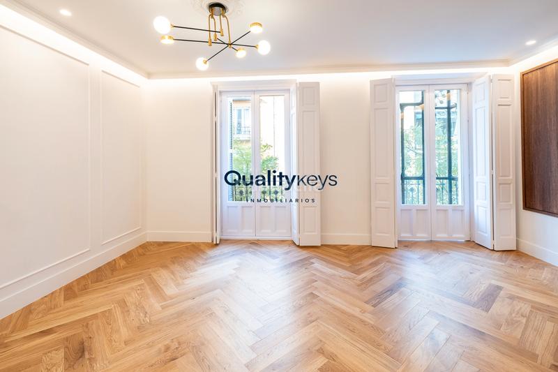 Foto c0ee4632-d5cc-42d3-833c-be1a30ed5355. Piso exclusiva vivienda de lujo con dos balcones a la calle en Madrid