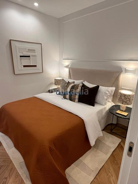 Foto f8cb8730-961a-4334-abbb-7f0a1112b346. Piso exclusiva vivienda de lujo con dos balcones a la calle en Madrid
