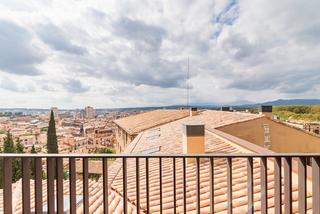 Àtic a Carrer de bellmirall 2. Àtic dúplex amb terrassa al barri vell a estrenar