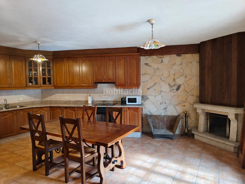 Foto cd502491-3283-49c1-bcf7-4eeabaa952f8. Casa amb xemeneia aparcament a Garrigàs