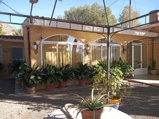 Xalet a Petrer. Campo en petrer zona el cid con piscina