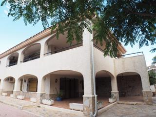 Xalet a Petrer. Chalet de 450 m2 en petrer con 10.000 m2 de parcela