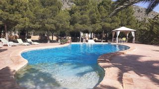 Chalet à Petrer. Chalet en petrer con casa principal y de invitados con piscina y