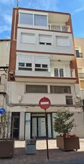 Edifici a Petrer. Se vende edificio de planta baja  3 plantas a dos calles en cent
