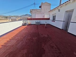 Maison à San Crispín-Huerta Nueva-Estación. Casa en elda con gran garaje y local y dos plantas con terraza
