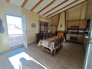Casa a San Crispín-Huerta Nueva-Estación. Casa en elda con gran garaje y local y dos plantas con terraza
