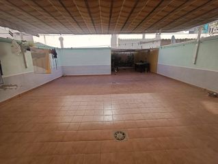Appartement à Petrer. Piso en petrer con patio de 62 m2 , garaje cerrado y trastero