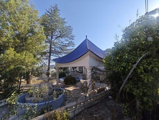 Casa en Petrer. Campo en les pedreres con piscina y nave
