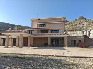 Xalet a Petrer. Chalet en petrer con parcela de 13.000 m2 y 447 construidos