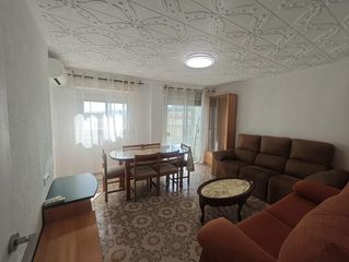 Miete Etagenwohnung in Centro. Se alquila piso en elda con 4 dormitorios y varios balcones