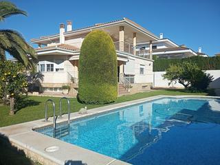 Xalet a Petrer. Chalet en petrer, en salinetas, con piscina, jardin, parcela de