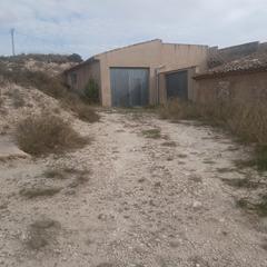 Local Comercial en Petrer. Local amplio en monte