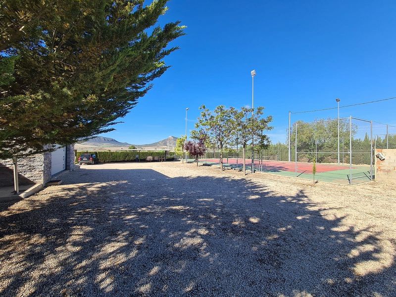 Foto 1cbfe160-4f76-47c1-93a7-267ea85b06ba. Casa amb aparcament a Yecla