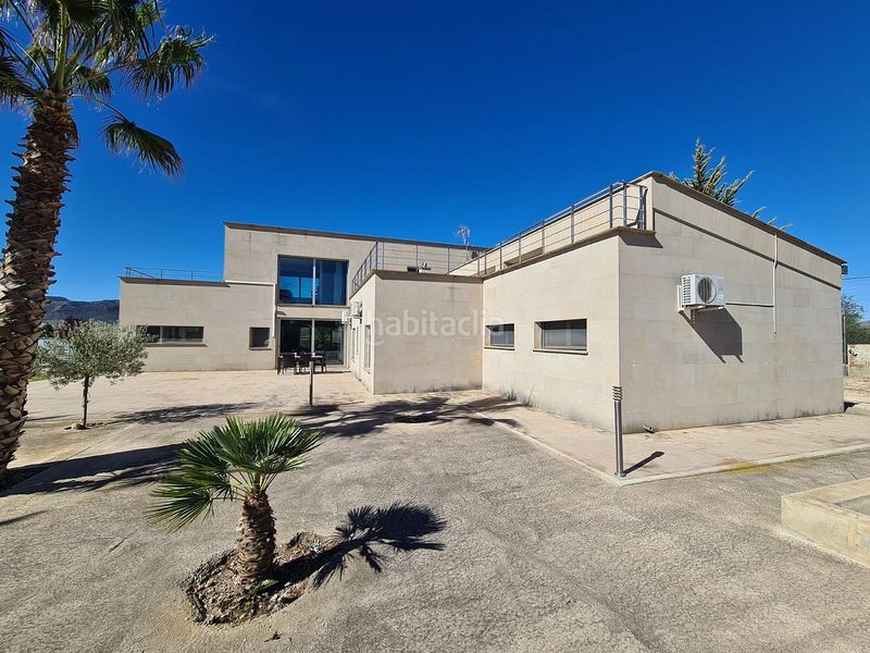 Foto f5380762-fc76-4e76-a145-057760dc9a18. Casa amb aparcament a Yecla