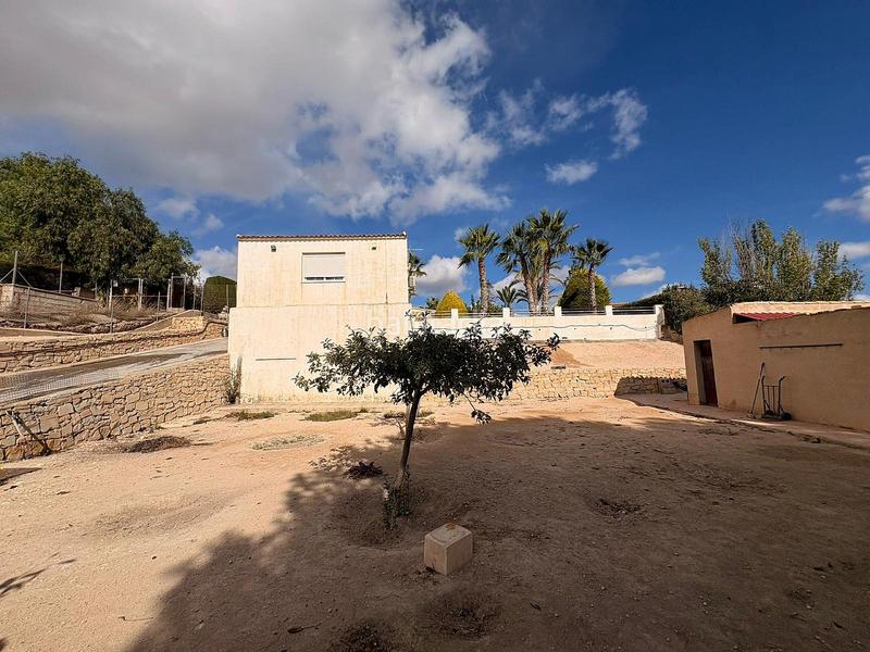 Foto 26db9b44-dc70-491e-bafb-a36001ae77be. House with parking in Monòver