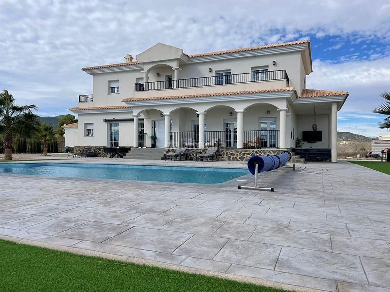 Foto f127c1b5-d43e-4cc7-ba4c-b52f98d54d2a. Casa amb aparcament a Pinoso