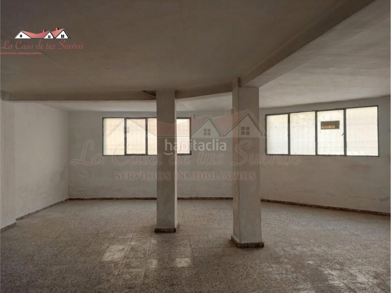 Foto 1a426bd5-beb6-438e-a2fa-c95dc1044fb8. Locale commerciale in Sax