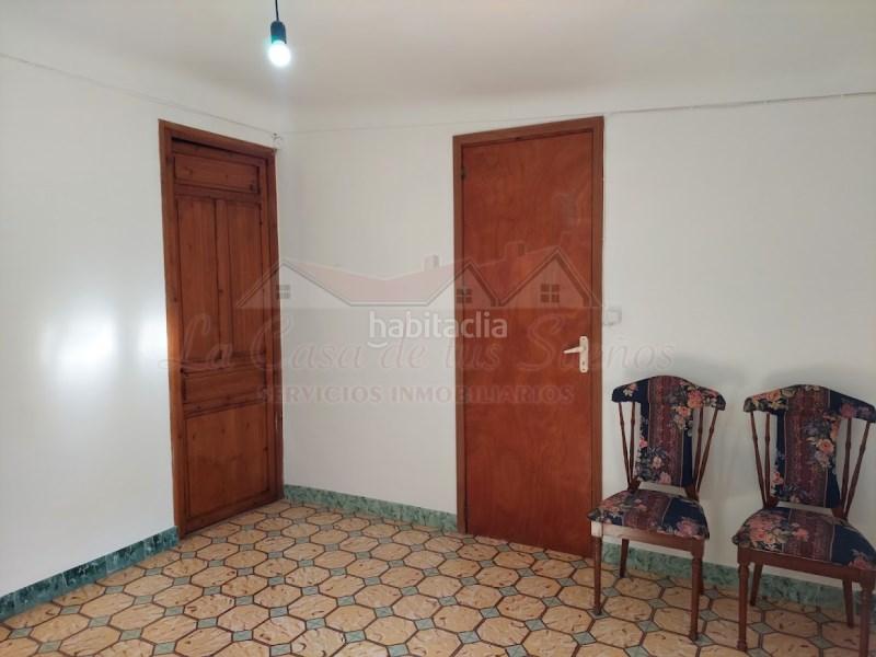 Foto ea42a178-d6f6-43a7-9a36-b0ad2b714233. Casa adossada a Sax