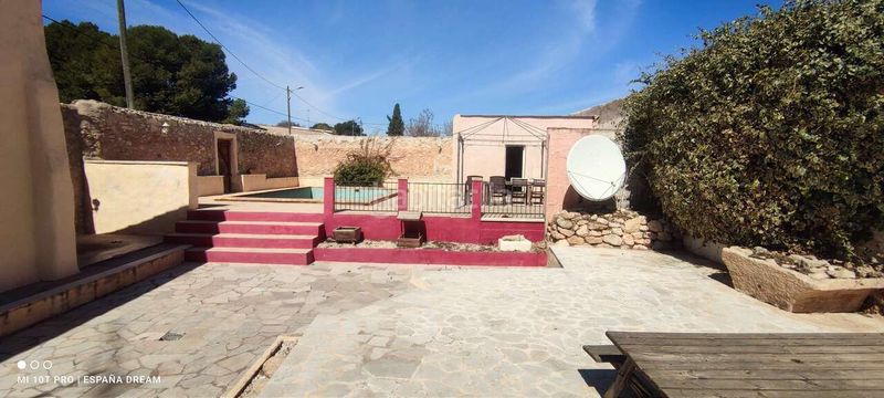 Foto 3394c268-2560-4d40-ae5f-5480dc5de2bd. Masia amb aparcament a Monòver