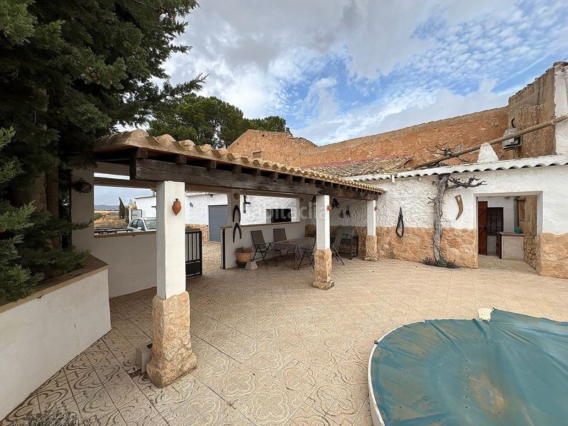Foto 56b7310c-68d6-4240-b26c-f08578c3ee94. Casa adossada a Yecla