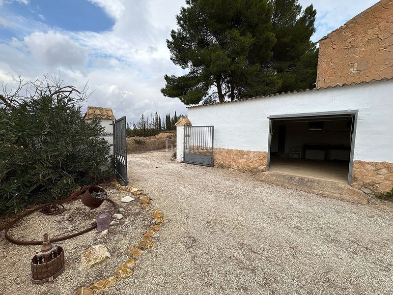 Foto ae51bbc3-5854-420a-a3a3-b35df5a227bf. Casa adossada a Yecla
