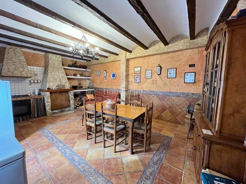 Foto bf8a5ba6-b1d2-404b-aadb-bb168236594d. Casa adossada a Sax