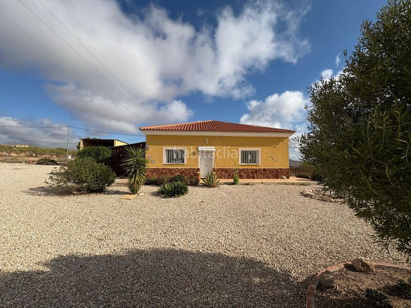 Foto b034c025-6b7f-4f3f-b160-01fdc10b8cf4. Casa amb aparcament a Pinoso