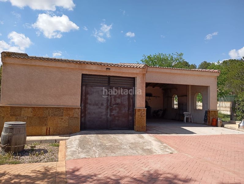 Foto b6c9e254-b45c-4a55-8b5f-3610b6094a93. Casa amb aparcament a Yecla