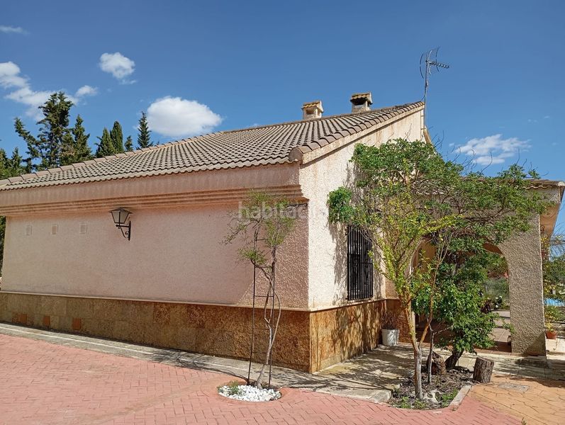 Foto f3402959-ee42-49ce-b90b-658cfb05f540. Casa amb aparcament a Yecla