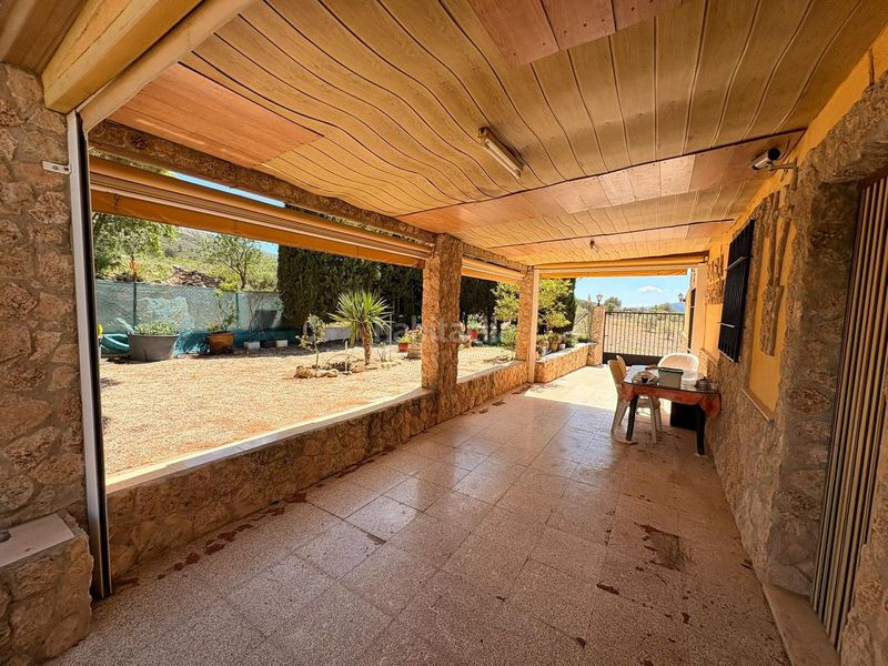 Foto b3e98808-f235-49b5-99c4-dd571877aacb. Casa amb aparcament a Yecla