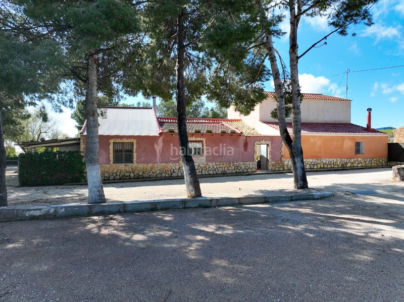 Foto 30d6bbf1-5d41-4913-8515-7f207fbf9de0. Masia amb aparcament a Yecla