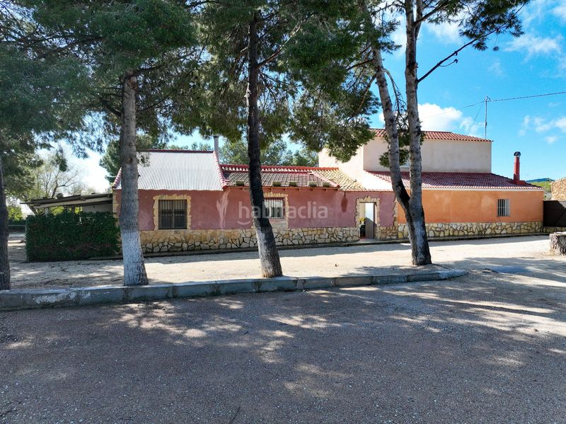 Foto e9c6d086-6888-422f-b82d-86e9258b5f28. Masia amb aparcament a Yecla