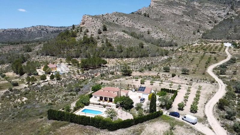 Foto 93c92a9f-e054-4ab0-bbb1-de2a726cf6e1. Casa amb aparcament a Sax
