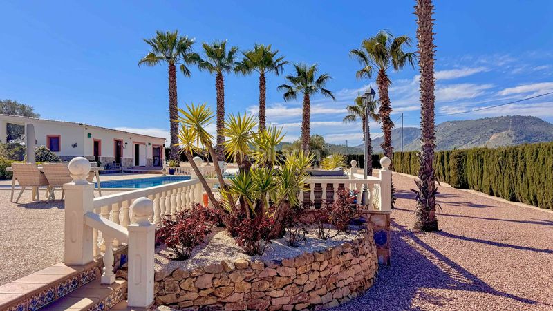 Foto f323e179-8622-4e3b-947c-ebf7f4d37b59. Casa amb aparcament a Abanilla