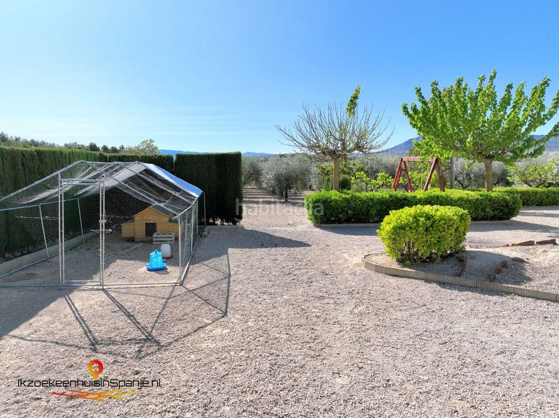 Foto fddde092-5d84-44b8-822d-453c328e9b19. Casa amb aparcament a Caudete