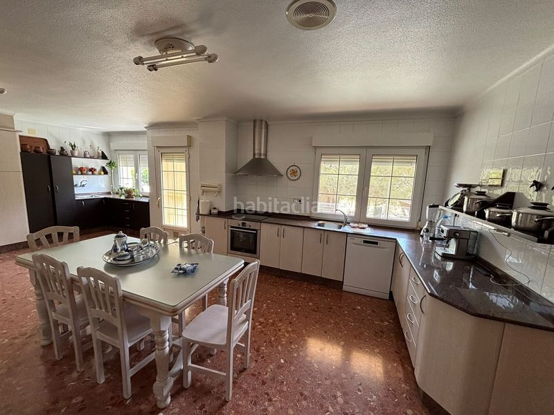 Foto ec9aa05d-4fb6-456a-8ca4-a0dd13258427. Casa amb aparcament a Yecla