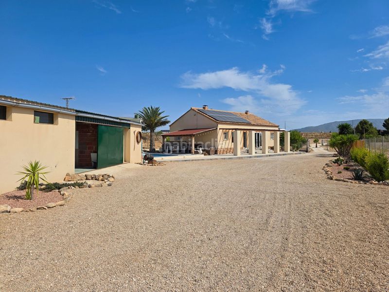 Foto a08e7044-7f66-4ff8-9bc0-f1203e7adba0. Casa amb aparcament a Pinoso