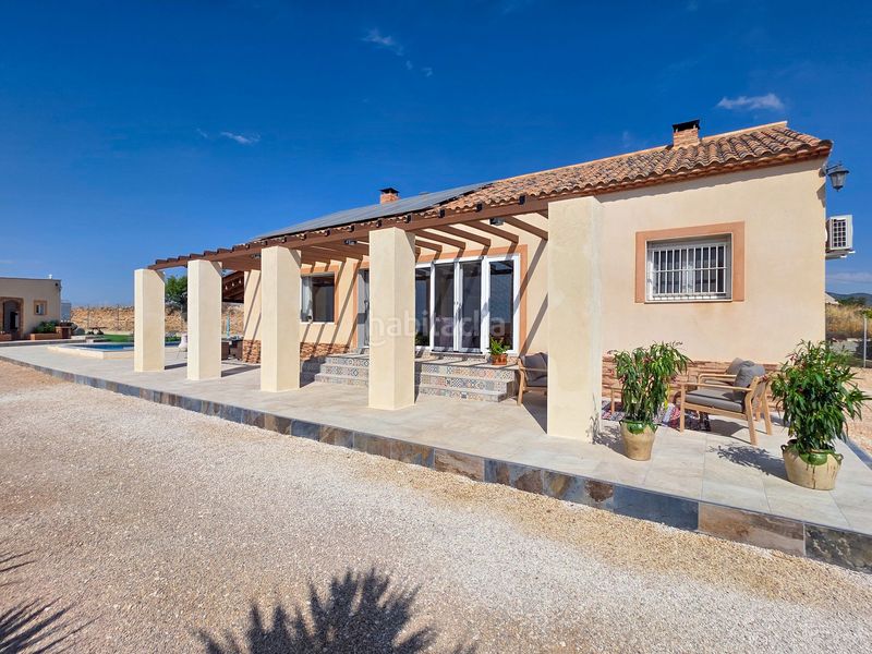 Foto b10425a2-ec15-422e-b155-3f440b79948e. Casa amb aparcament a Pinoso