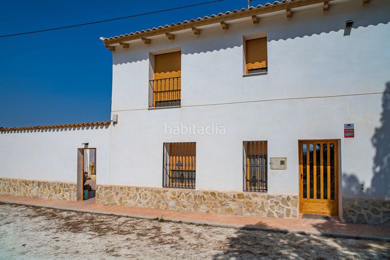 Foto fc9eacc6-f0cd-480e-891e-5cc8339188bb. Casa amb aparcament a Pinoso