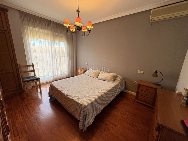Foto c8086409-0414-462e-b2dd-fa2f1287080d. Casa adossada a Petrer