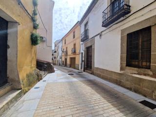 Maison à Centro Ciudad. Casa a reformar en el casco histórico de plasencia una excelente